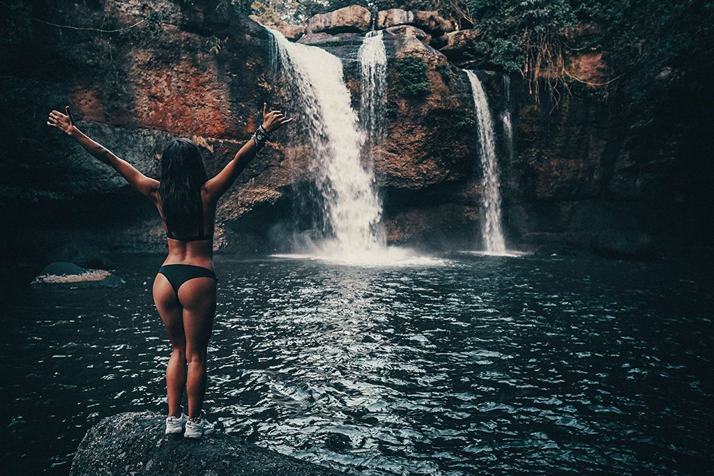 Голые секси девушки на водопаде 