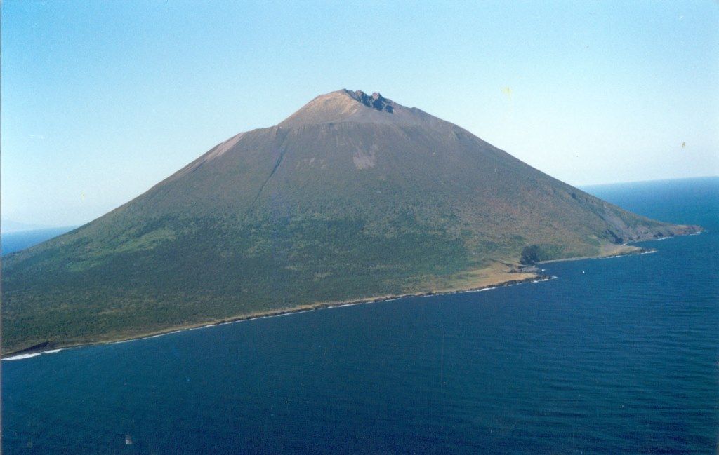 Итуруп - вулкан Атсонупури.jpg