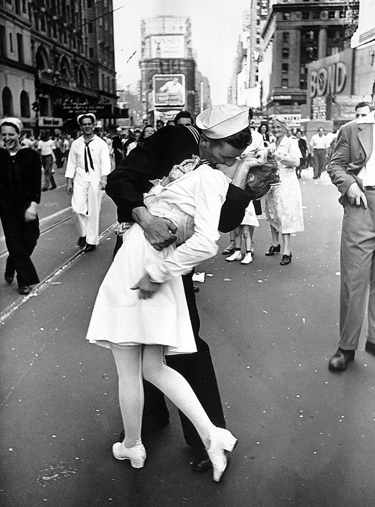 Kissing_the_War_Goodbye_Time_Square_1945.jpg