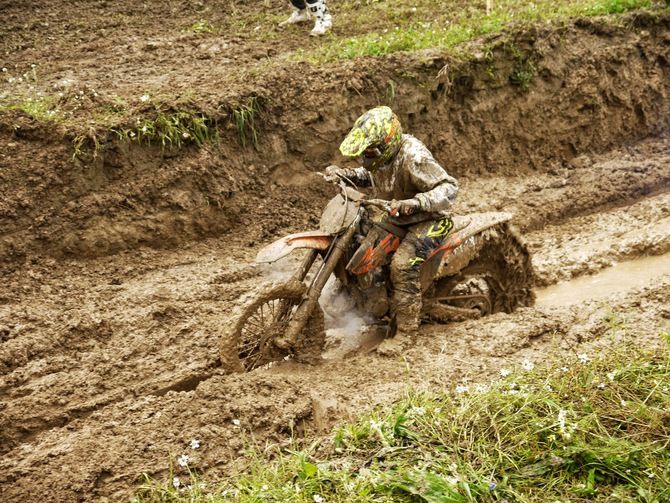 После покатушек. Питбайк эндуро по грязи. Кроссовый в грязи. Эндуро мотоциклы в грязи.
