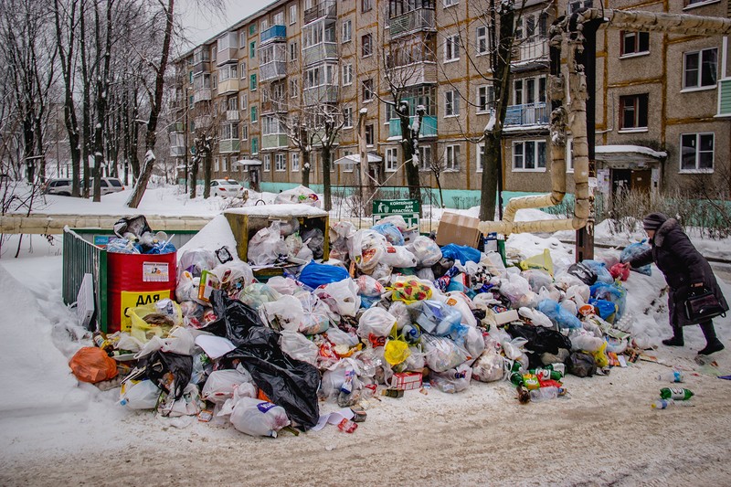 Управляющие компании Воронежа разгребают мусор после Минобороны