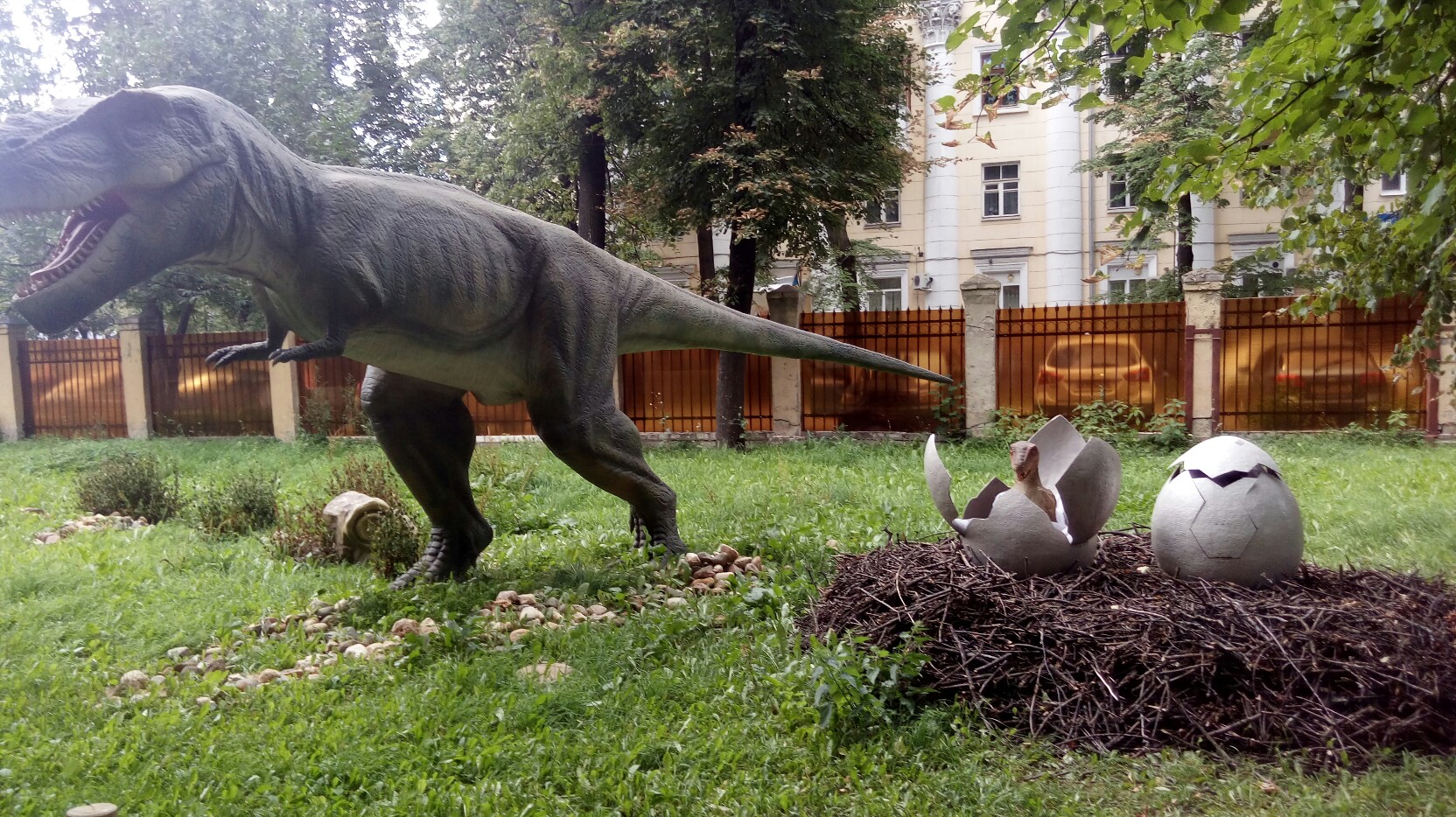 Парк динозавров ярославль. Парк динозавров в Ярославле на проспекте Ленина. Музей динозавров в Ярославле. Великие Луки парк динозавров.