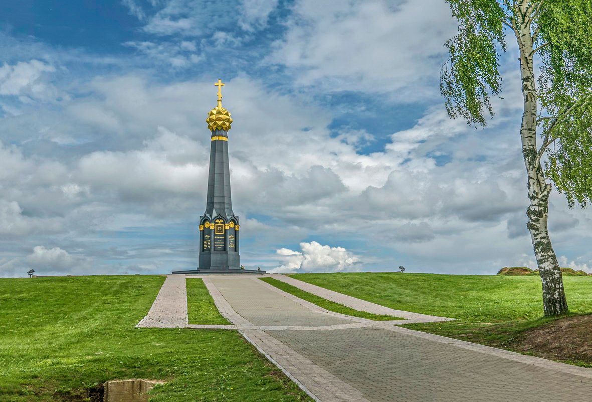 Памятник на поле. Мемориал Бородинское поле. Памятник на Бородинском поле. Монумент часовня на Бородинском поле. Памятник батарее Раевского на Бородинском поле.