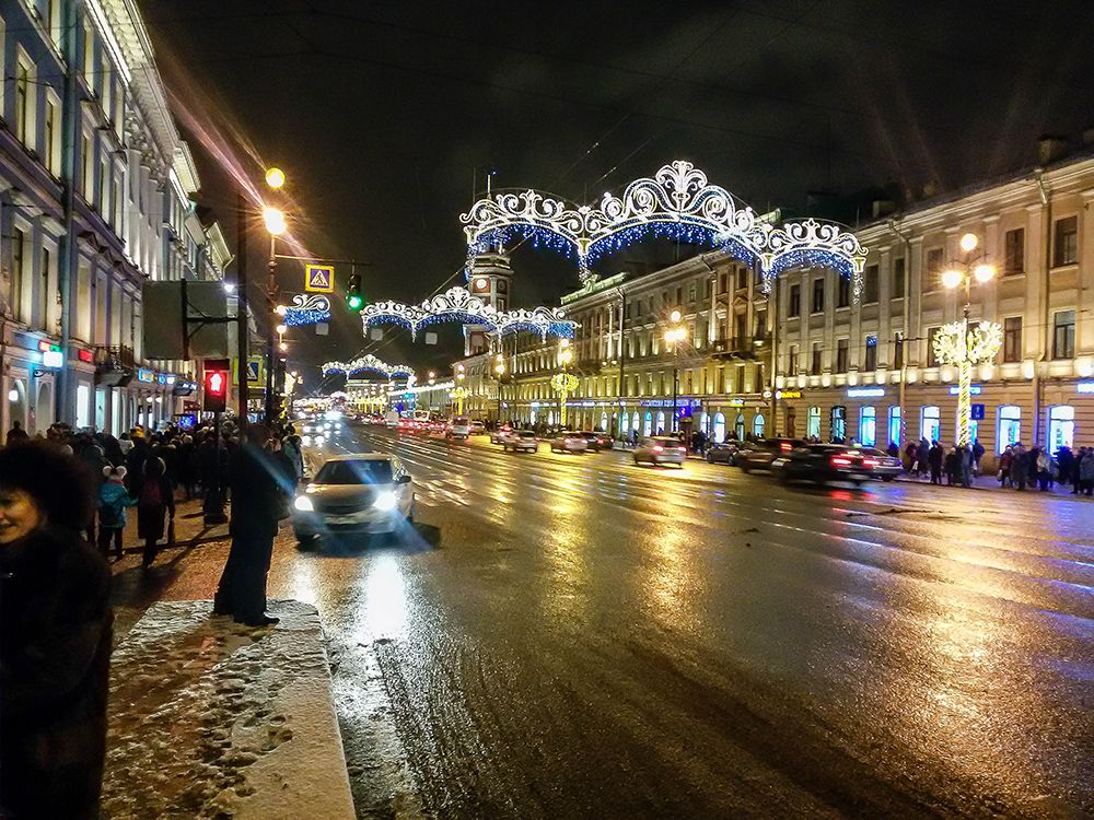 Фото невского сейчас. Невский проспект Санкт-Петербург новогодний. Новогодний Невский проспект. Новогодний Петербург Невский проспект. Невский проспект 2005 зима.