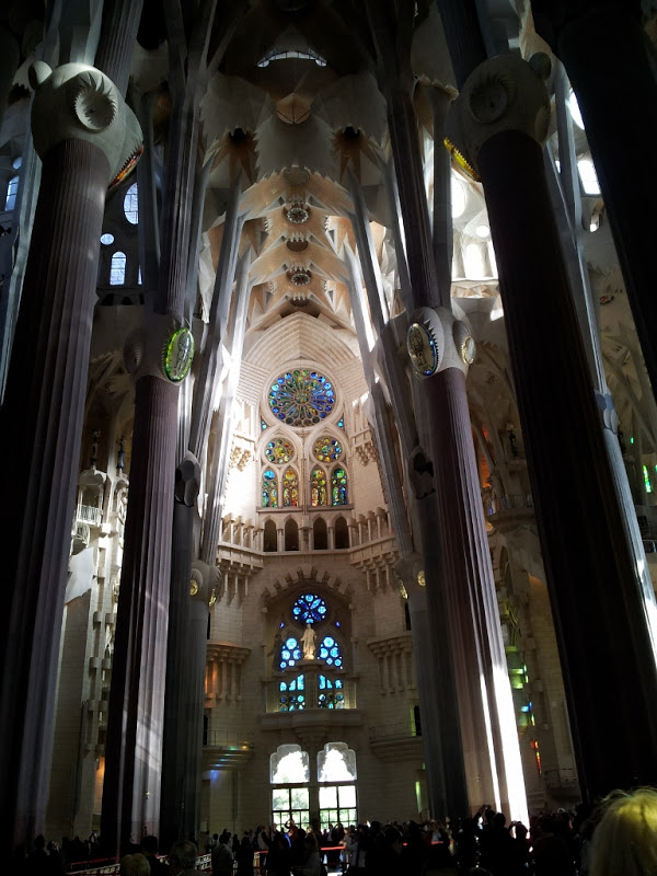 Sagrada-Familia-inside-Barcelona-Catalonia-Spain3[1][1].jpg