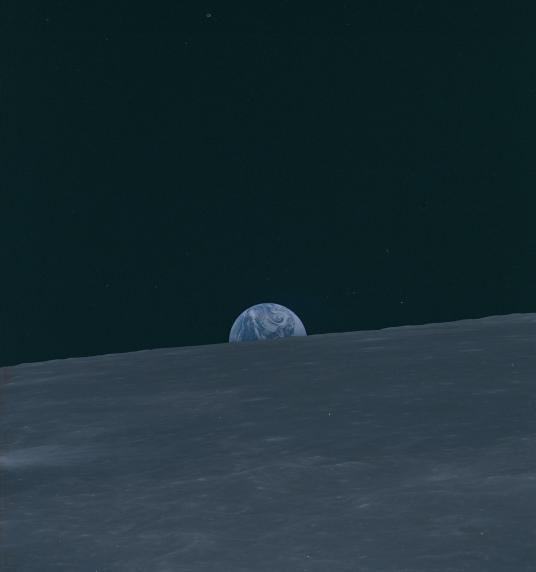 ![![Аполлон-11, в ходе полёта которого в 1969 году жители Земли впервые в истории совершили посадку на поверхность другого небесного тела — Луны](https://images.golos.io/DQmbe5FoxKvKhxHsYkbhZxGWgiAk8wipNoNACtyjNnfmvWS/604px-Gumdrop_Meets_Spider_-_GPN-2000-001100.jpg)](https://images.golos.io/DQmZKKNZCdrAguF7fEvok5mKMx5DAJ3pbmL4SbyXzrcuQps/21702939635_dfa5b79860_z.jpg)
Источник: https://zagge.ru/fotografii-iz-arxiva-nasa/?utm_referrer=https%3A%2F%2Fzen.yandex.com