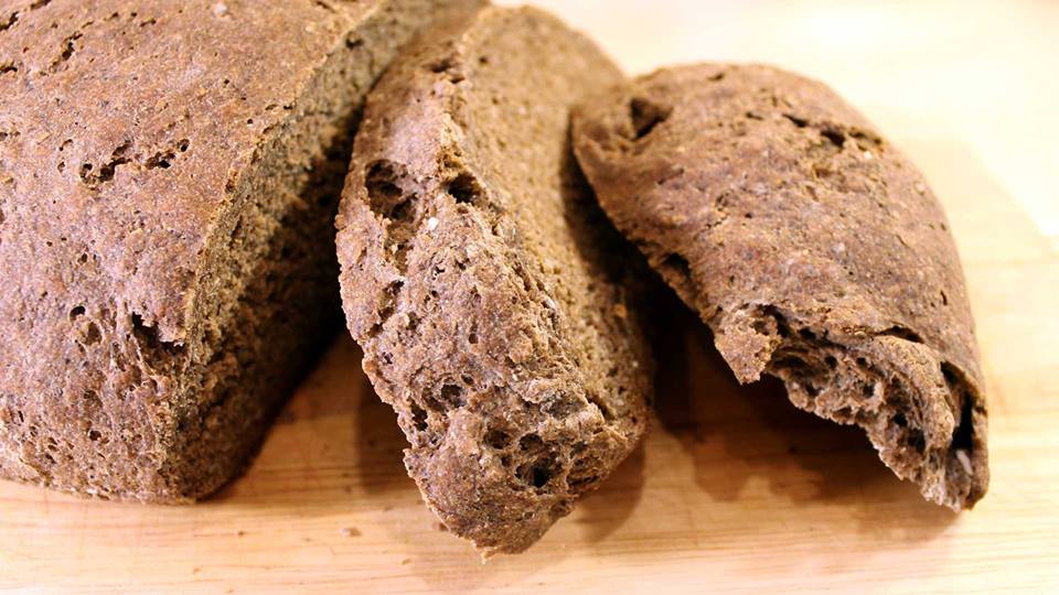 Хлеб без сахара и дрожжей. Хлеб из льна. Ржаной хлеб с паштетом. Шомпольный хлеб. Хлеб с льняной мукой.