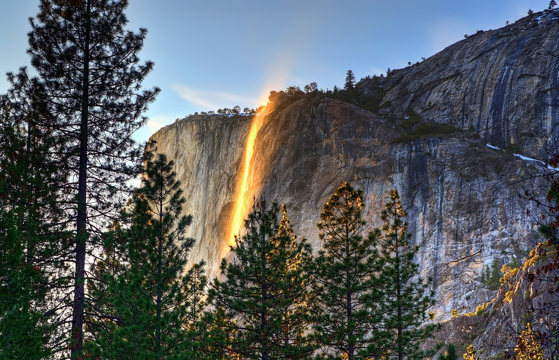 3-Огненный водопад в Национальном парке Йосемити.jpg