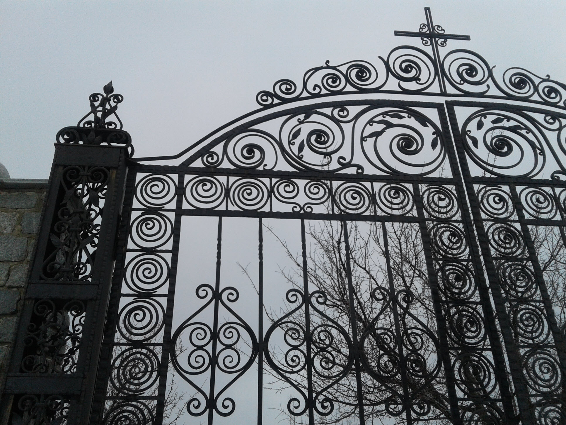 Фрагмент ворот Церкви Михаила Архангела зимой 2018.jpg