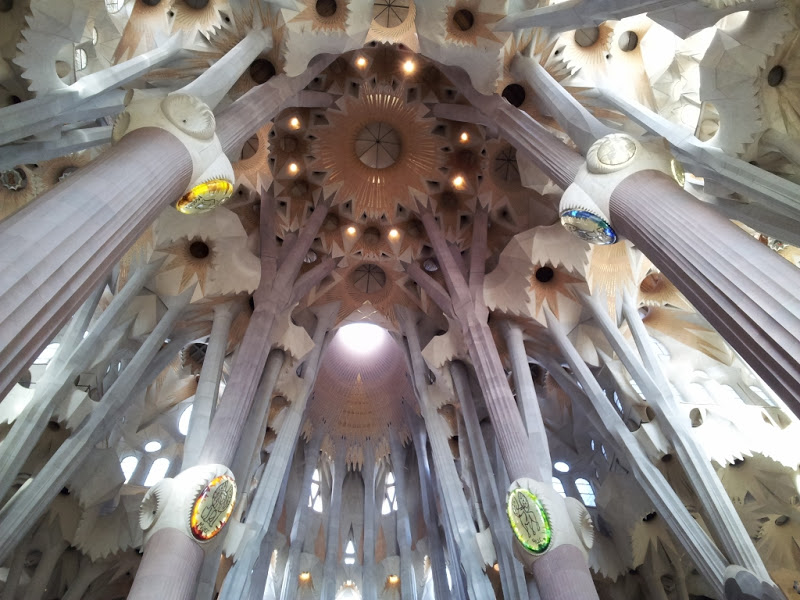 Sagrada-Familia-inside-Barcelona-Catalonia-Spain4[1][1].jpg