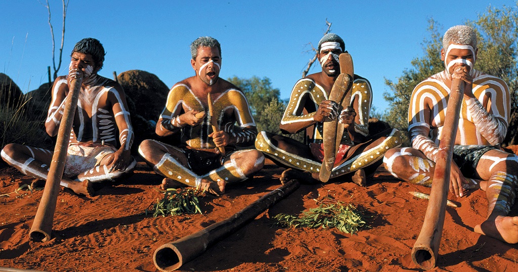 aborigeni-avstralii-s-muz-instrumentami.jpg