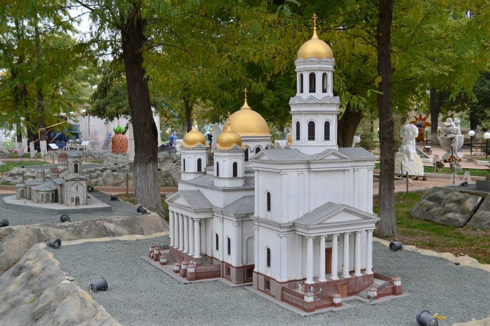 Собор Александра Невского в Симферополе, Бахчисарайский парк миниатюр.jpg