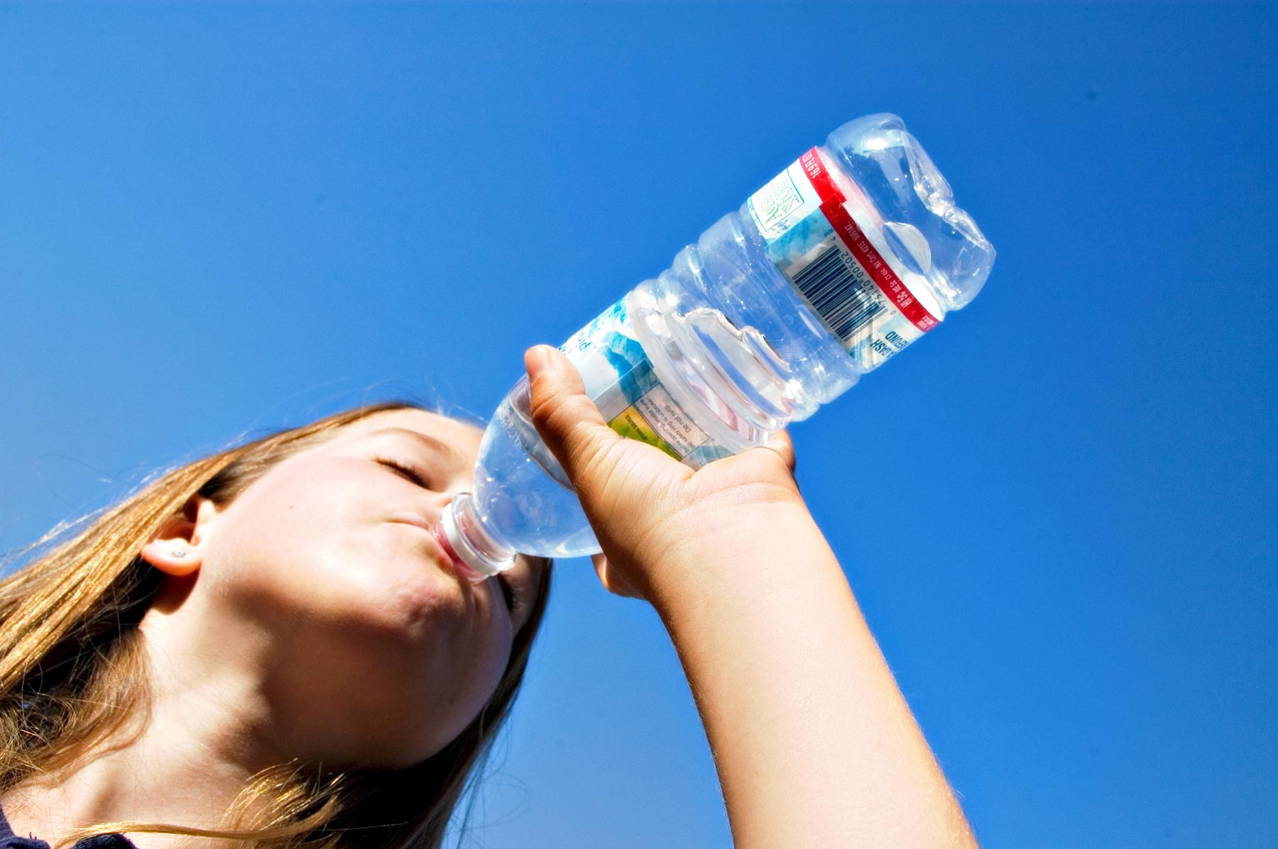 Пейте легкую воду. Питьевая вода. Пить воду. Бутилированная вода для питья. Пить чистую воду.