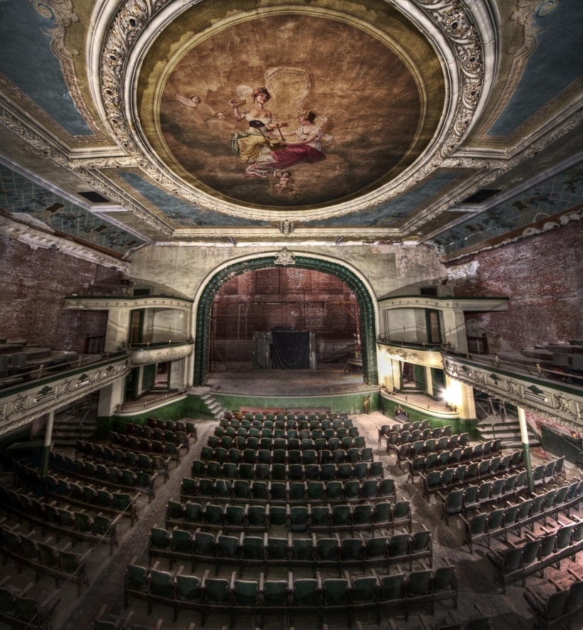 Новый Бедорд Орфей — заброшенный театр в Массачусетсе, США. Он был открыт в 1912 году, а закрылся в 1959. С тех пор здание служило в основном в качестве площадки для магазинов. Сейчас его владельцы собирают деньги на рес.jpg