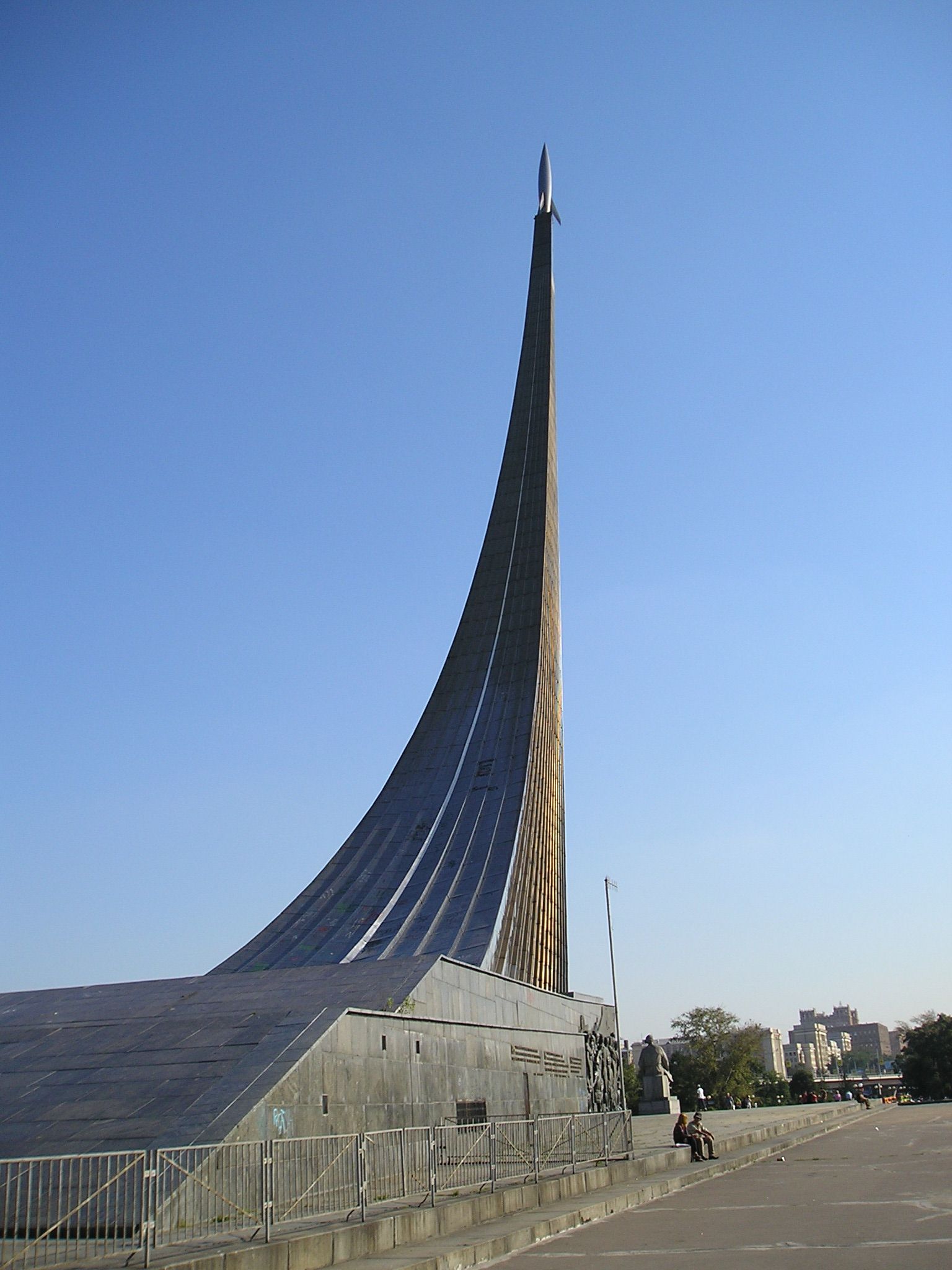 Памятник космосу. Памятник-Обелиск «покорителям космоса» — Москва. Монумент покорителям космоса в Москве. Памятник покорителям космоса на ВДНХ. Покорителям космоса ВДНХ ракета.