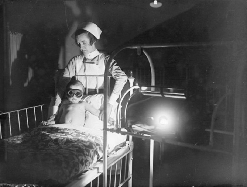 Protsedura-solnechnoj-terapii-v-detskoj-bolnitse-Londona-1928-god..jpg