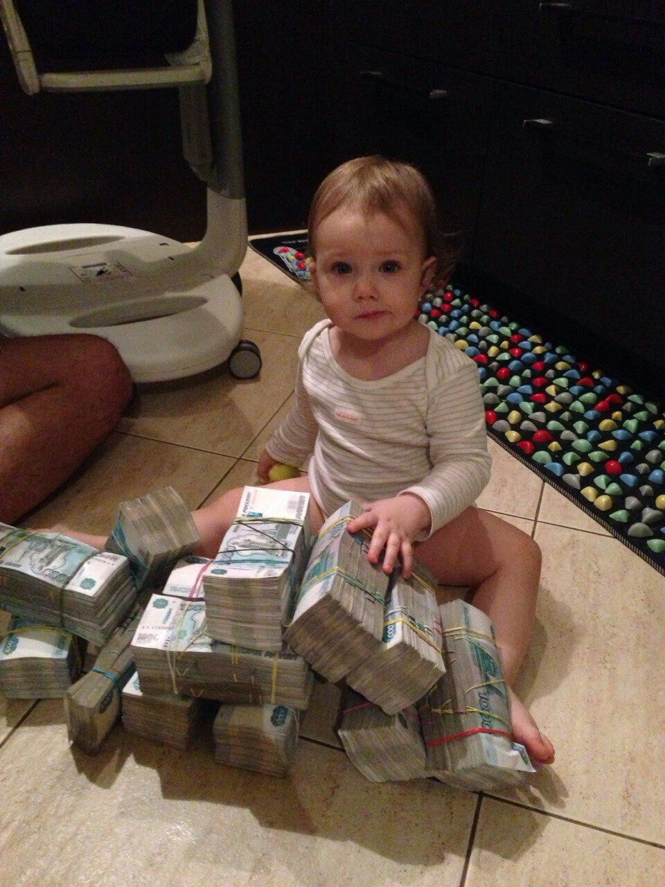 На что копить девочке. Дети и деньги. Ребенок с кучей денег. Малыш с деньгами. Фотосессия малыша с деньгами.