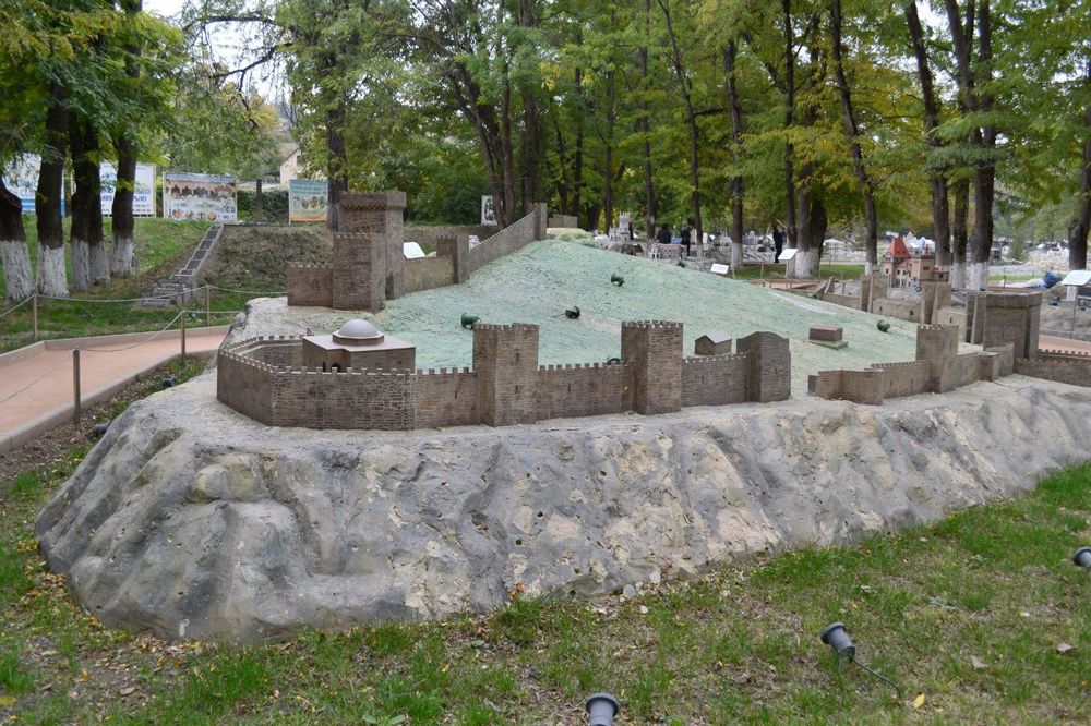 Генуэзская крепость Солдайя, Бахчисарайский парк миниатюр.jpg
