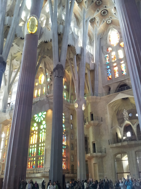 Sagrada-Familia-inside-Barcelona-Catalonia-Spain1[1][1].jpg