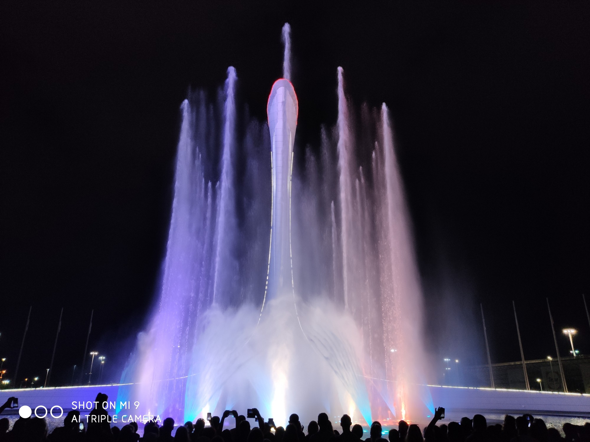Олимпийский парк сегодня поющие фонтаны. Сочи парк фонтан. Олимпийский парк шоу фонтанов. Поющие фонтаны Сочи Олимпийский парк. Поющий фонтан в Сочи в Олимпийском парке.