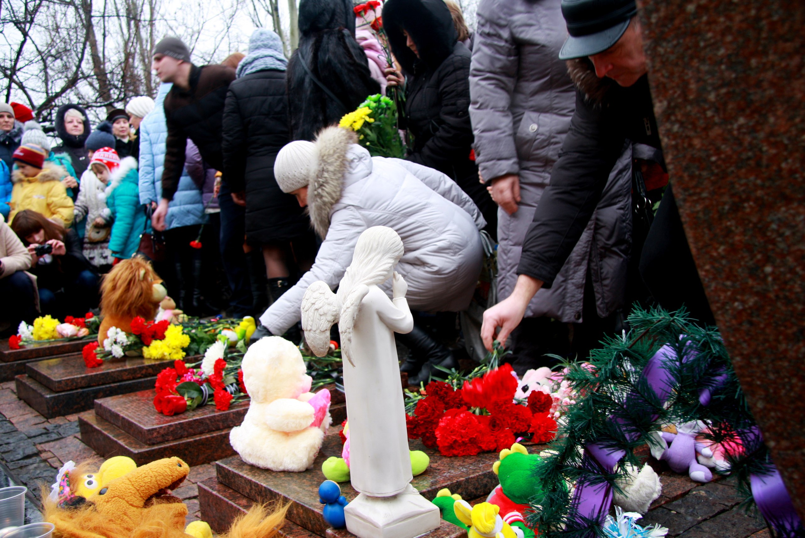 Похороны детей погибших в Донецке