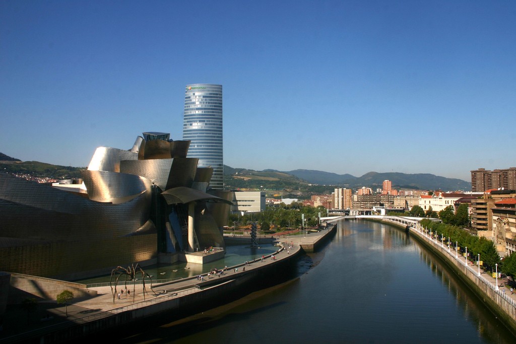 Bilbao. Площади Бильбао Испания. Страна Басков музей Гуггенхайма. Бильбао Главная достопримечательность. Бильбао пригород.