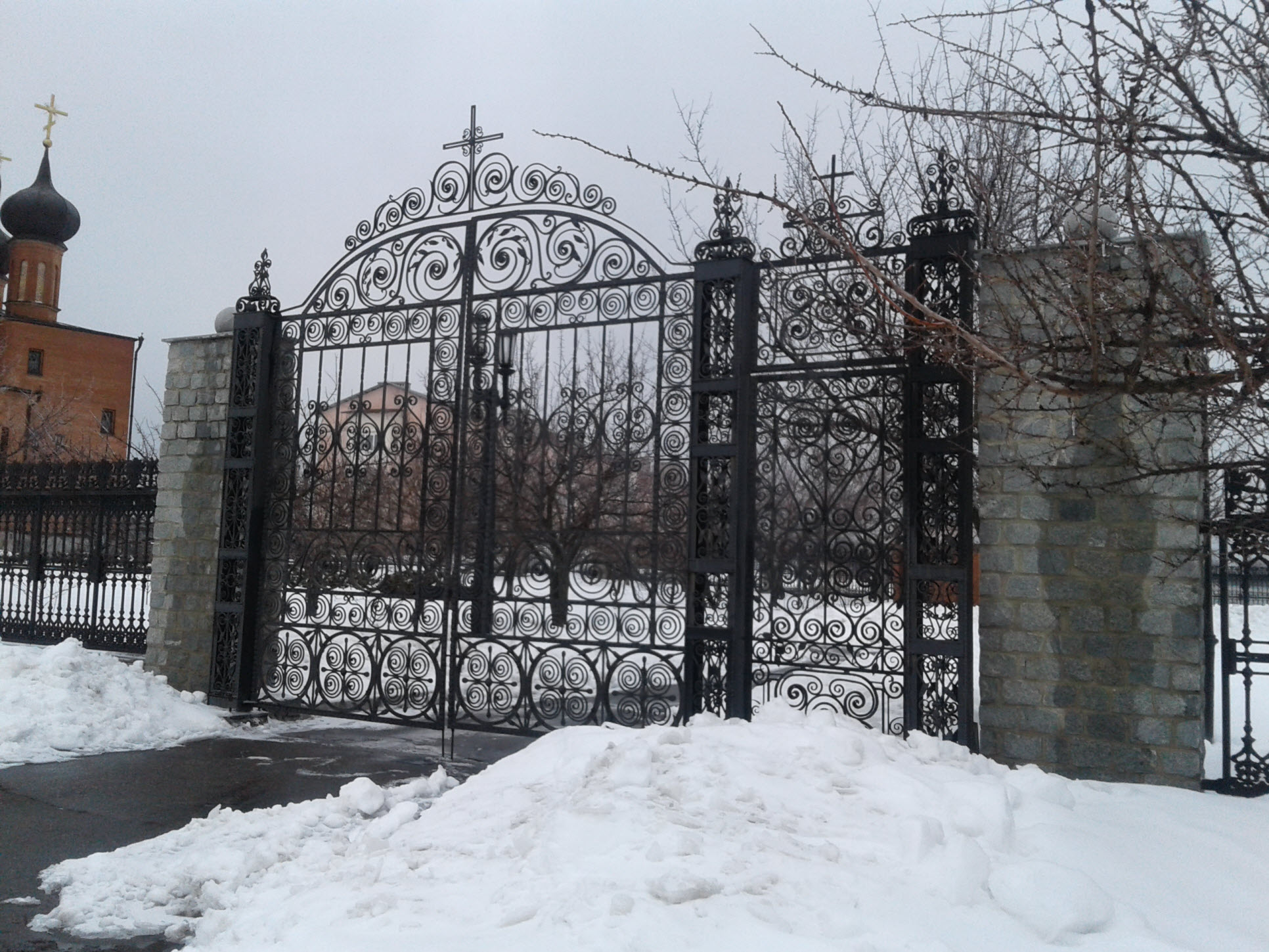 Ворота Церкви Михаила Архангела зимой 2018.jpg