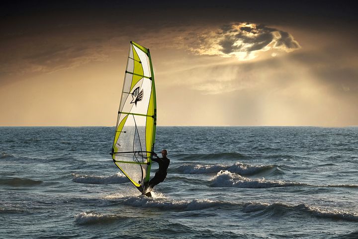 windsurfing-2298647__480.jpg
