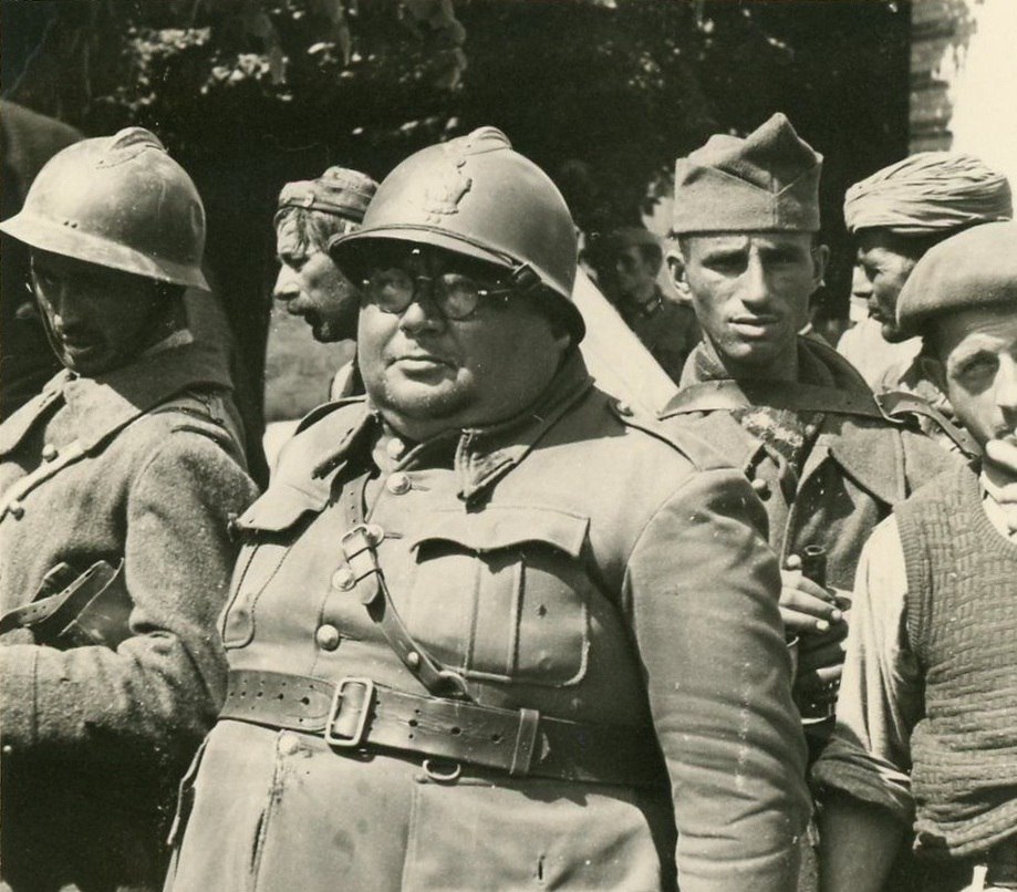 Как называют знак немцы французы. Пленные французские солдаты 1940. Французская кампания вермахта 1940. Французские солдаты второй мировой 1940. Французская компания Гитлера 1940.