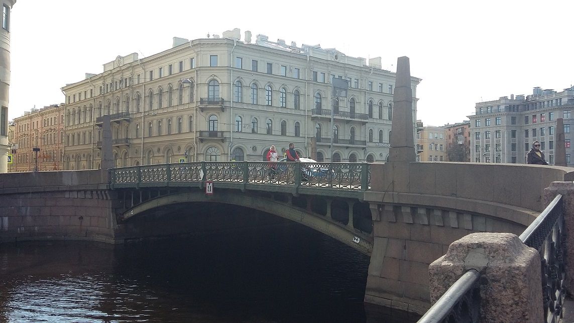 Поцелуева моста в петербурге. Поцелуев мост в Санкт-Петербурге. Поцелуйный мост Санкт-Петербург. Поцелуев мост Питер. Поцелуев мост около новой Голландии.