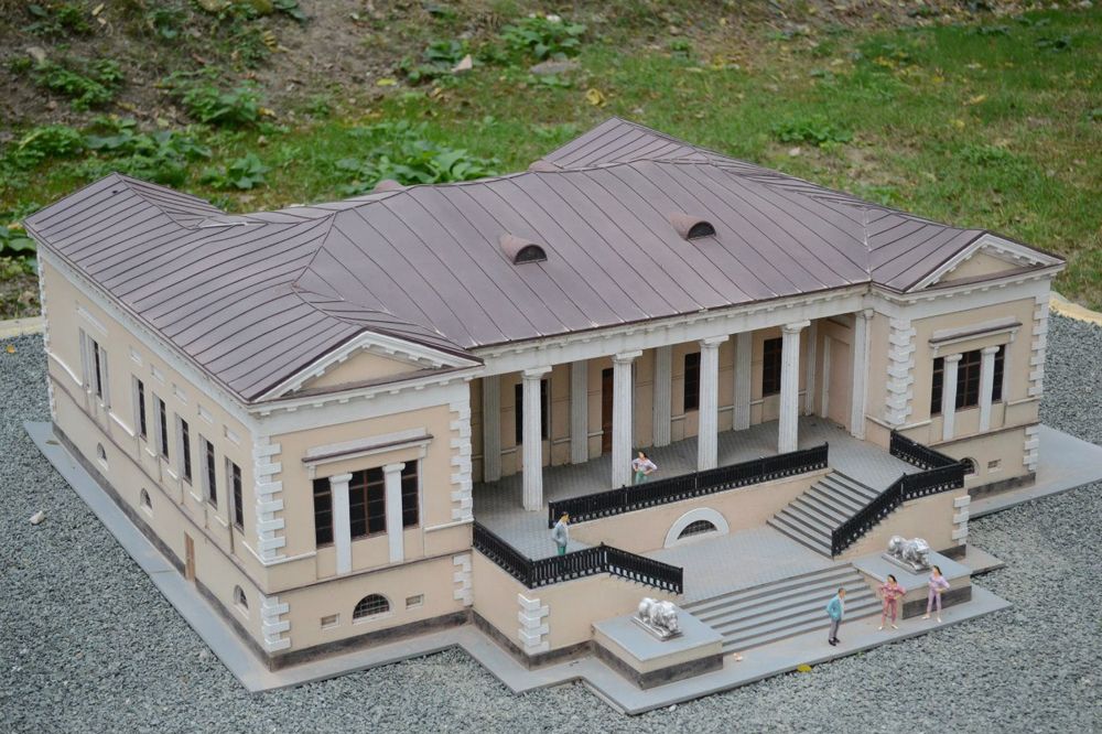 Дом графа Воронцова в Симферополе, Бахчисарайский парк миниатюр.jpg