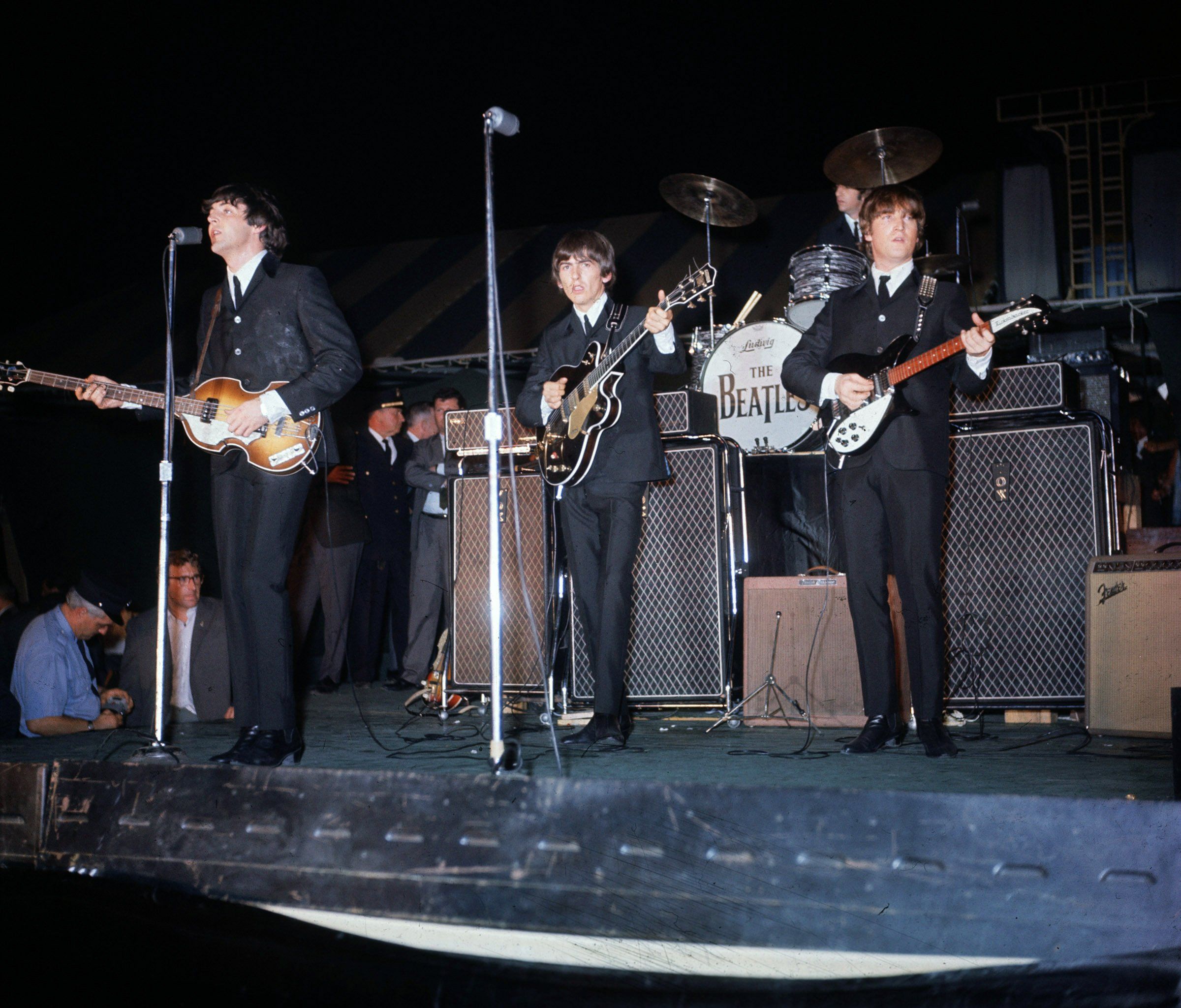 Группа на на первый концерт. Битлз в США 1964 первый концерт. The Beatles концерт 1963. Первый концерт Битлз. Битлз 1965.