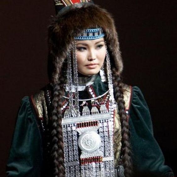 Якутская девушка в национальном костюме 94 фото