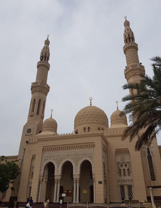Знаменитая мечеть, всемирно известный небоскрёб и самый большой шоппинг молл