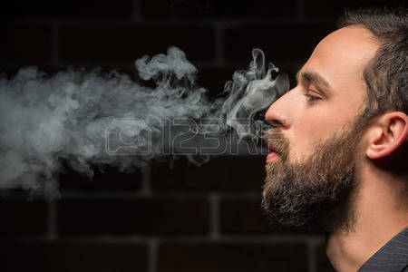 34549708-вид-сбоку-молодой-бородатый-человек-курит-против-кирпичной-стеной-.jpg