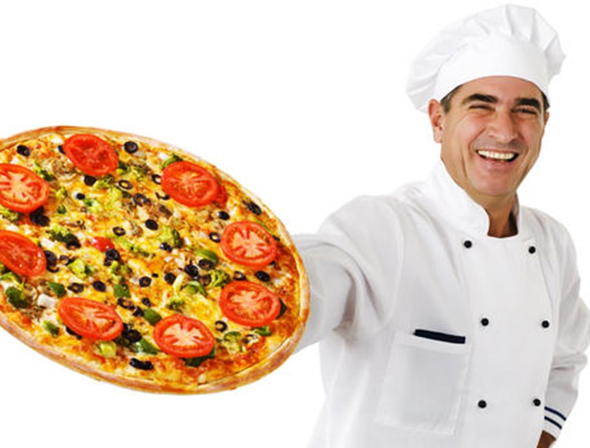 Человек делающий пиццу. Пиццмейкер / пиццайоло. Итальянский повар. Повар пиццамейкер. Повар с пиццей.