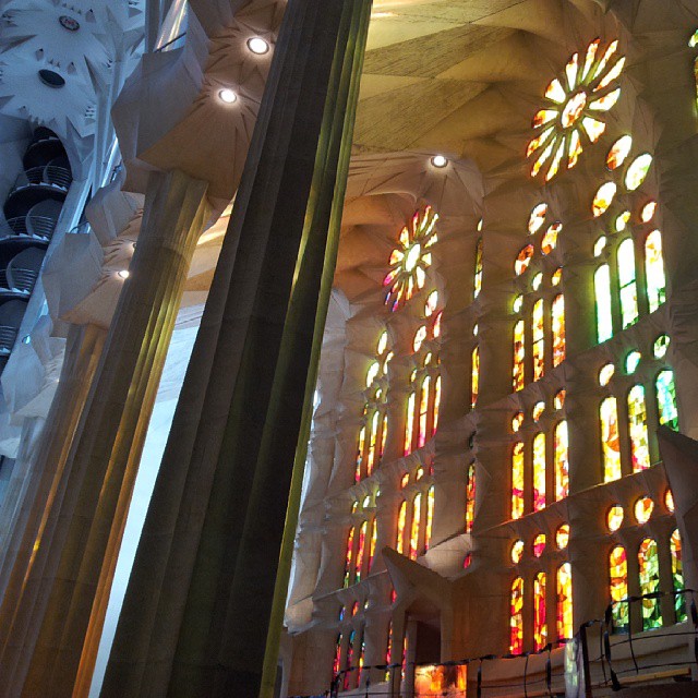 Sagrada-Familia-inside-Barcelona-Catalonia-Spain[1][1].jpg