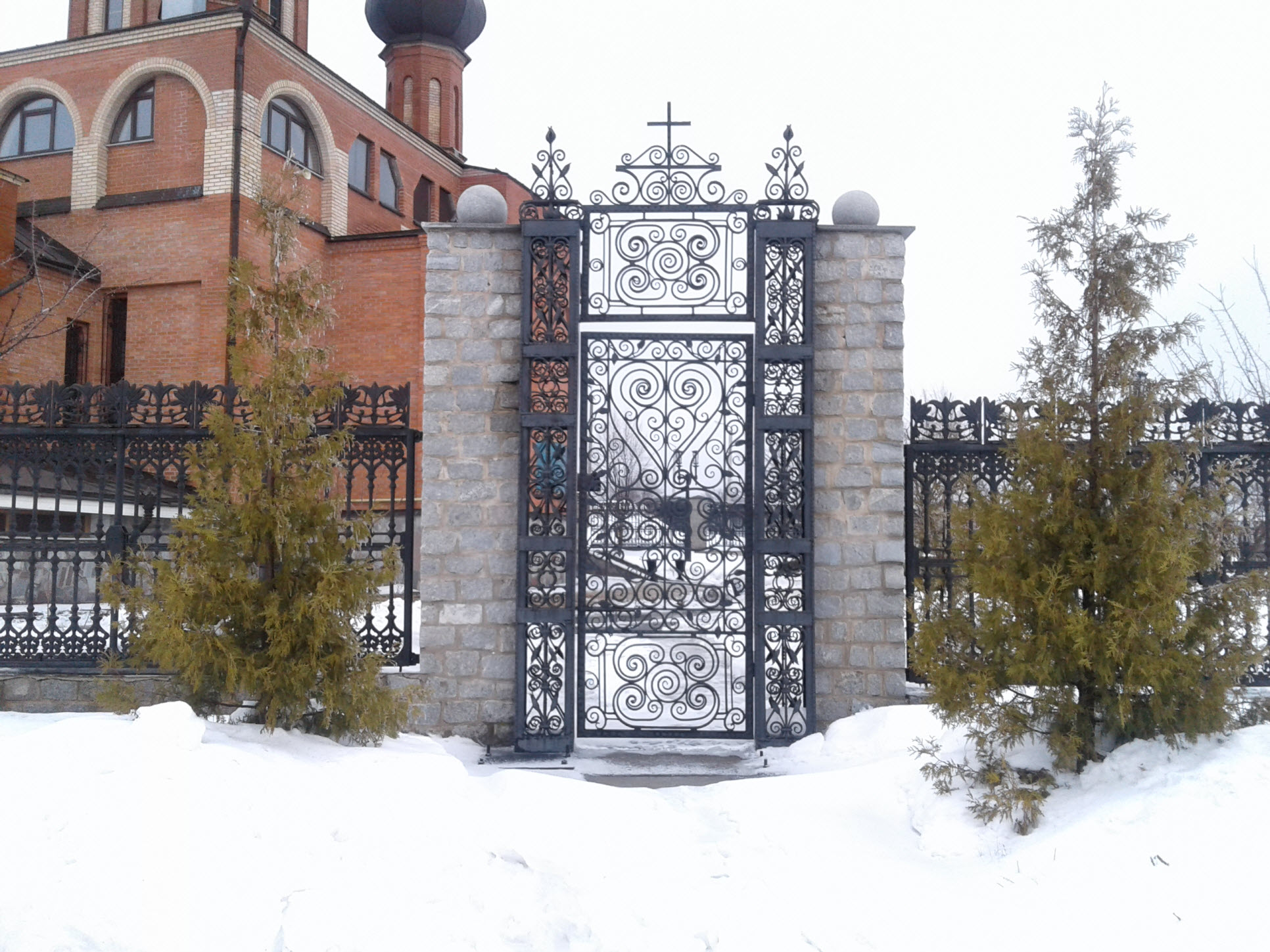 Калитка Церкви Михаила Архангела зимой 2018.jpg
