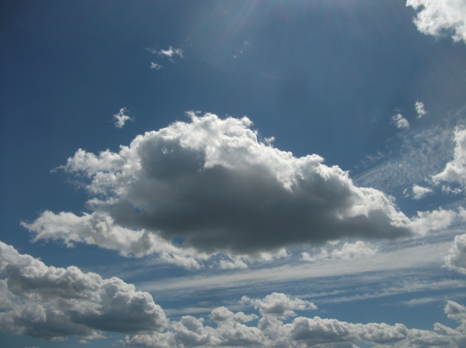 Автор облака плывут облака. Облака плывут. Облака гиф. В небе плыли облака и. 1с в облаке.