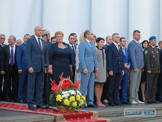 144099-denj-goroda-vozle-merii-torzhestvenno-podnyali-flag-odessy-foto-big.jpg