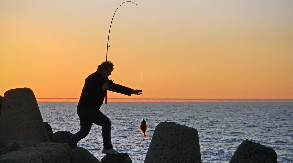 Берег лове. Рыбаки в море. Рыбак на берегу моря. Рыбалка на закате. Рыбалка на черном море.