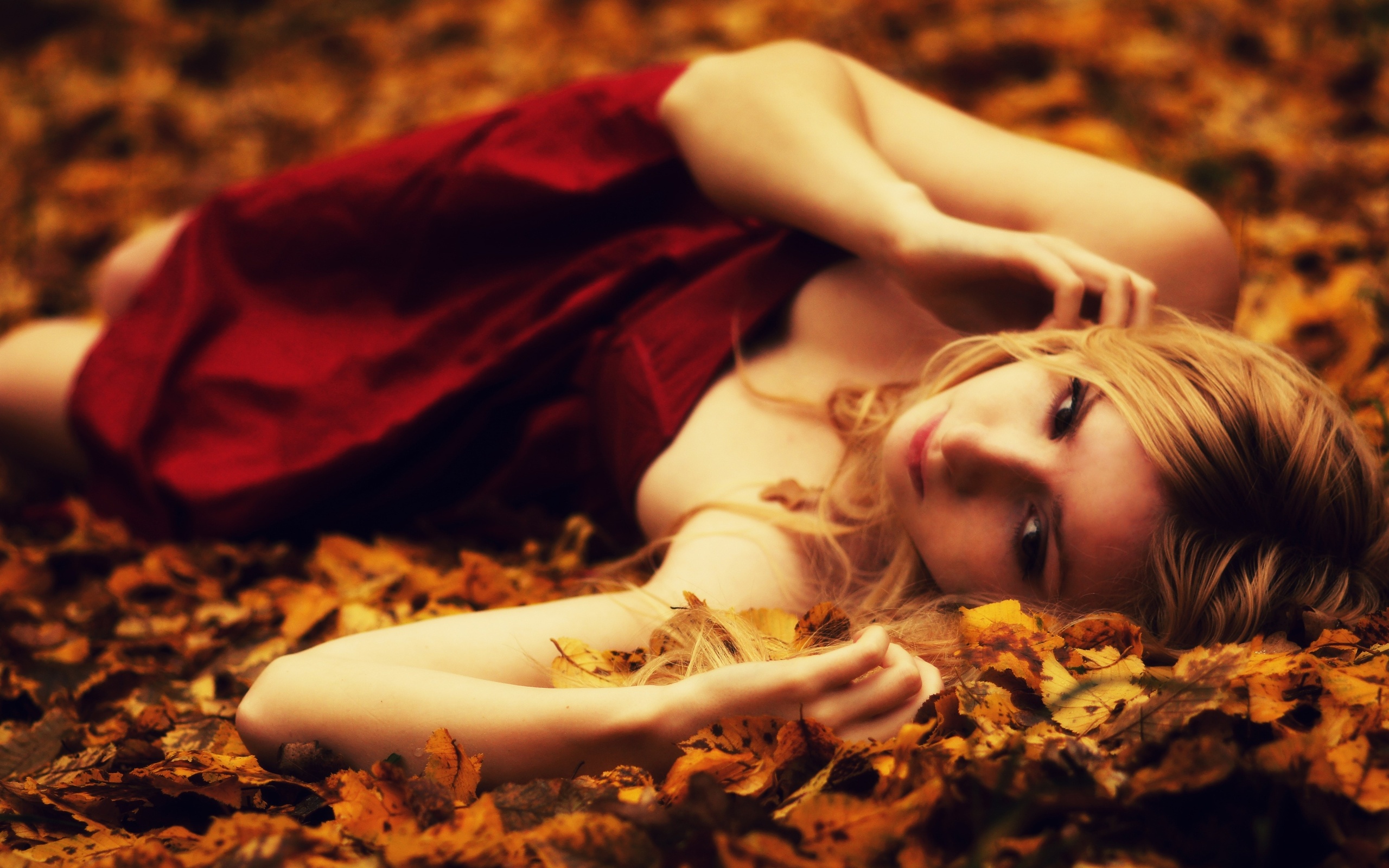 Девушка постель осень лес загрузить