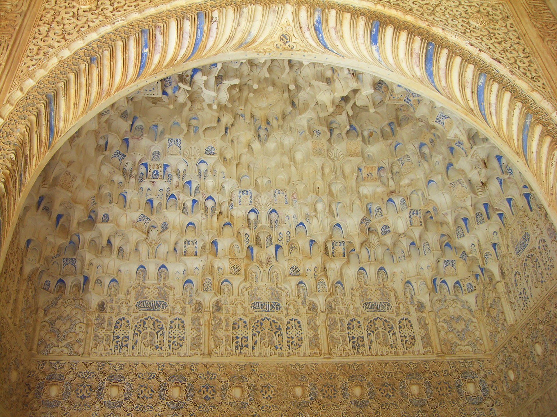 alhambra-2427378_1920.jpg