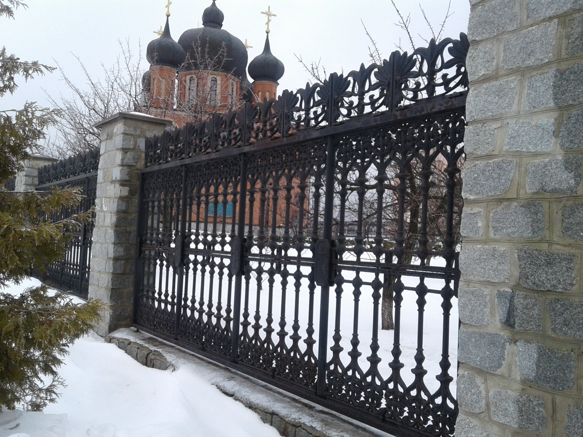 Ограждение  Церкви Михаила Архангела зимой 2018.jpg