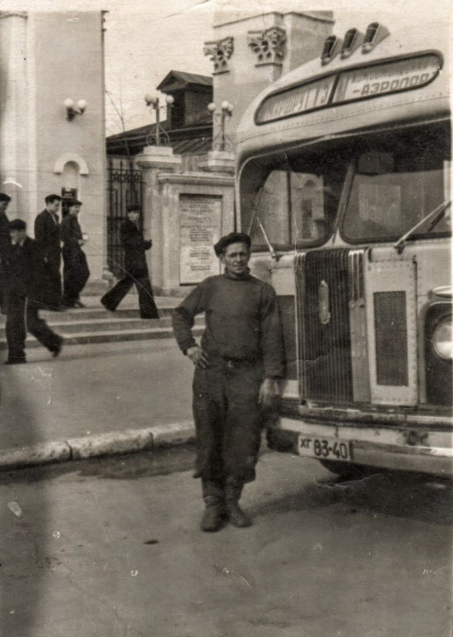 Советский водитель. Шофер 60е СССР. Водитель автобуса СССР. Автобус 1960-х годов.