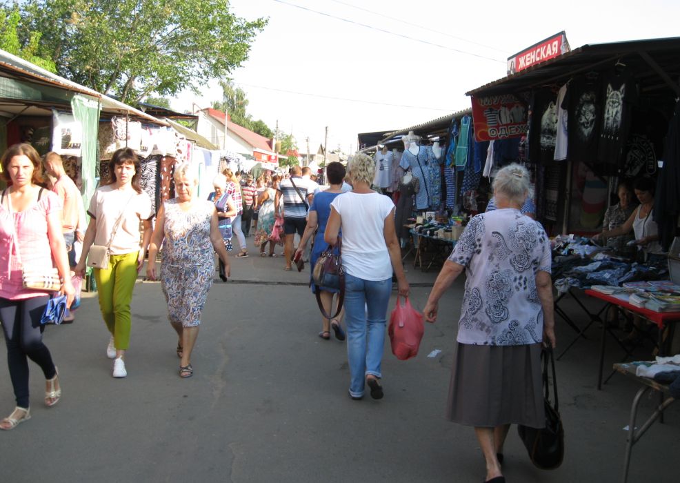 Большой вещевой рынок новосибирск. Очередь на рынке. Рынок очередь лето. Г.Тамань рынок вещевой.