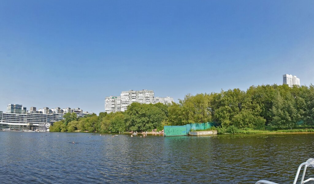 Водный стадион комсомольская. Химкинское водохранилище парк. Химкинское водохранилище Водный стадион. Химкинское водохранилище лебедь. Пляж лебедь на Химкинском водохранилище.