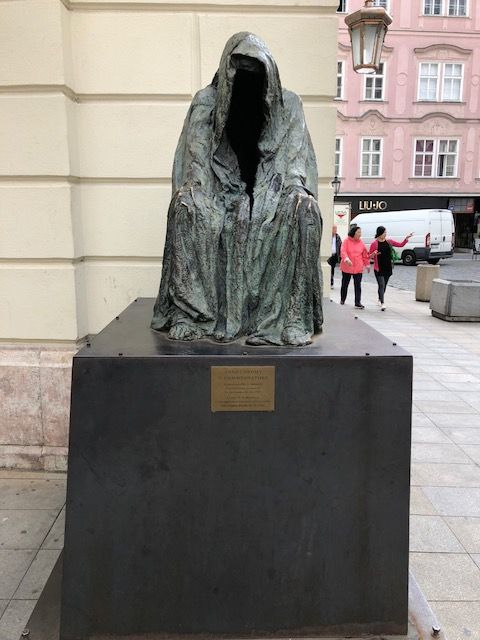Фигура у национального театра в Праге