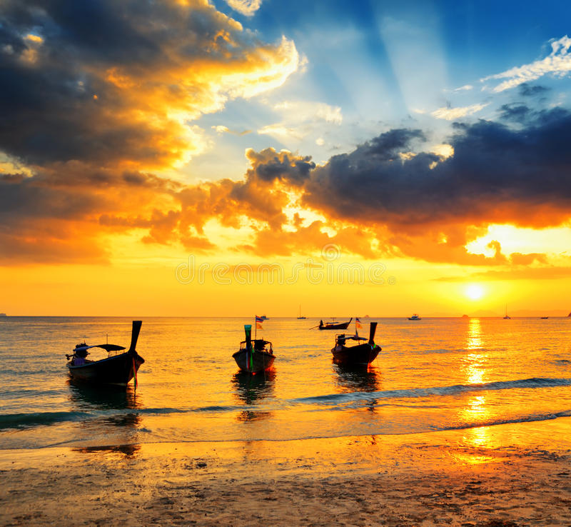 traditional-thai-boats-sunset-beach-29313020.jpg