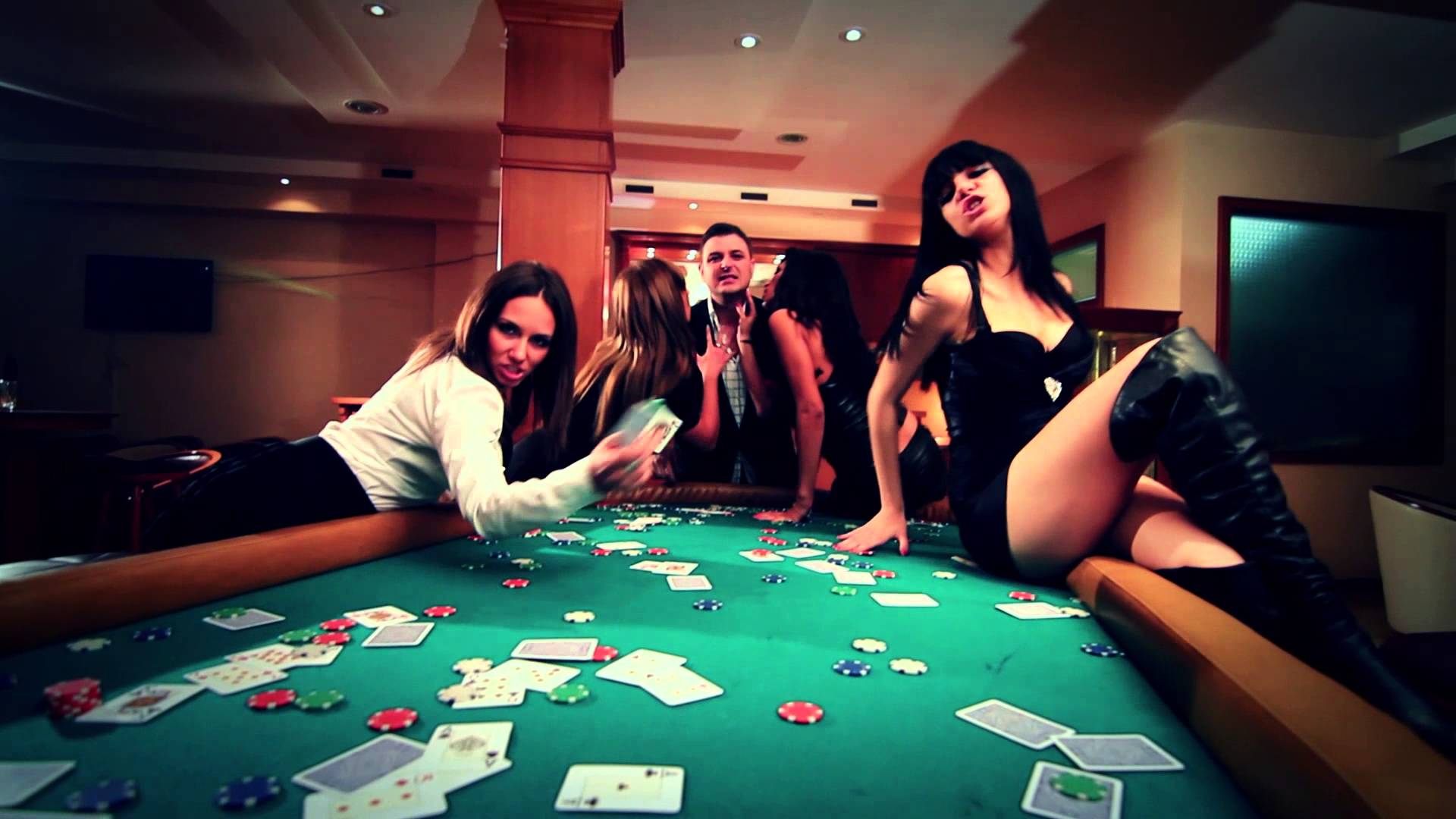 Поиграли в карты на раздевание. Лас Вегас казино девушки крупье. Красивая девушка казино. Стрип казино. Стриптизерши в казино.